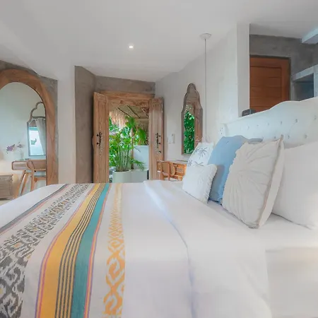 Mia Sari Beachfront Studio